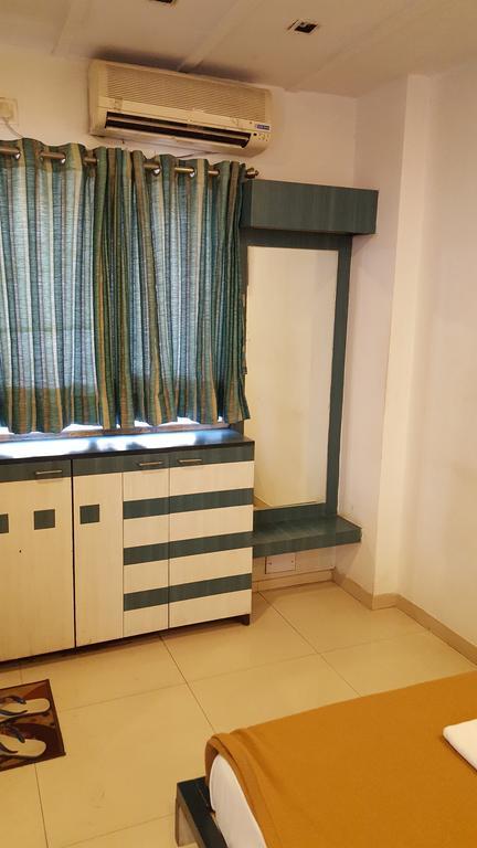 Hotel Relish Vadodara Kültér fotó