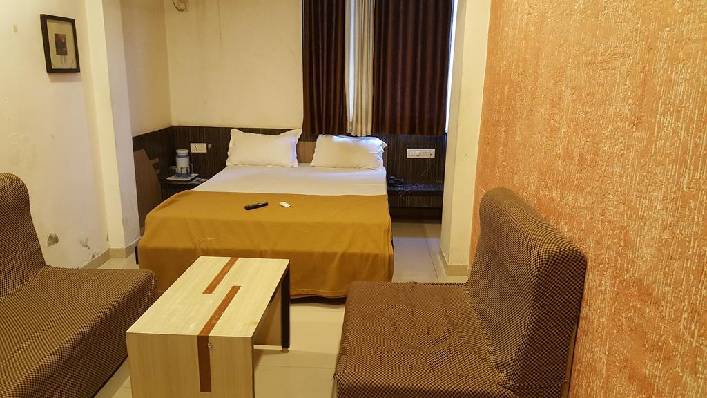 Hotel Relish Vadodara Kültér fotó