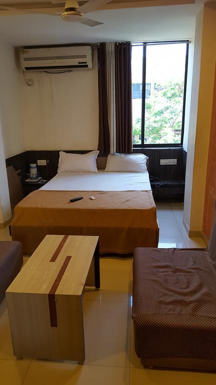 Hotel Relish Vadodara Kültér fotó