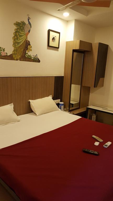 Hotel Relish Vadodara Kültér fotó
