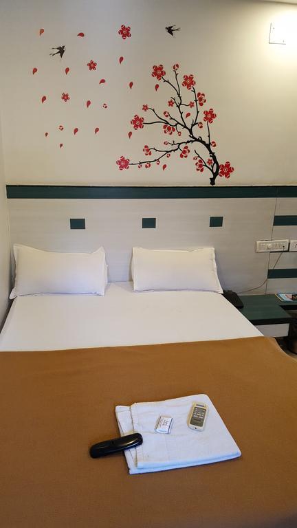 Hotel Relish Vadodara Kültér fotó