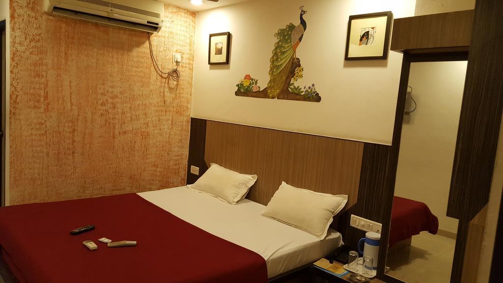 Hotel Relish Vadodara Kültér fotó